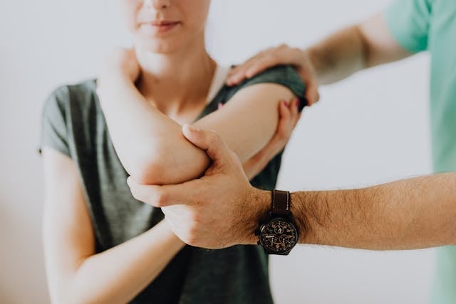 How NAD+ Can Influence Arthritis and Support Joint Health 5 A woman being checked by her doctor for joint pain