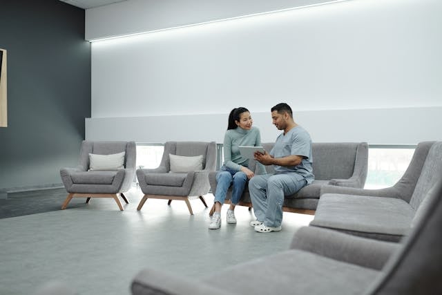 How to Test Your NAD Levels: A Complete Guide 6 Doctor talking to patient while holding a tablet with results