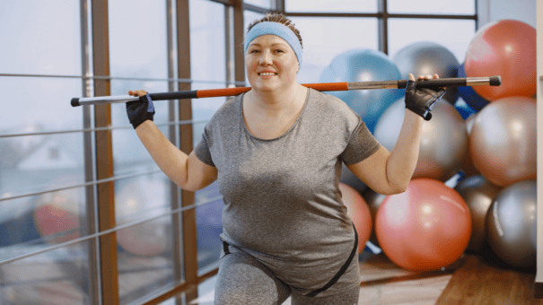 7 Anti-Aging Exercises for Longevity (and One Workout to Avoid) 13 An image of a woman exercising.
