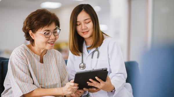 Fisetin: Benefits, Longevity Potential & Side Effects 5 An image of a woman consulting to a doctor about longevity and anti-aging