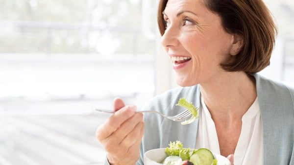 5 Daily Practices to Support Mitochondrial Health 4 Matured woman eating healthy