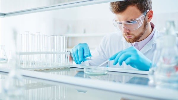 Longevity Testing Guide: 15 Biomarkers for Healthy Aging 8 An image of a man tracking longevity biomarkers