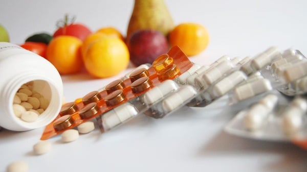Why Take Quercetin with Bromelain? 7 Health Benefits to Know 5 An image of supplements