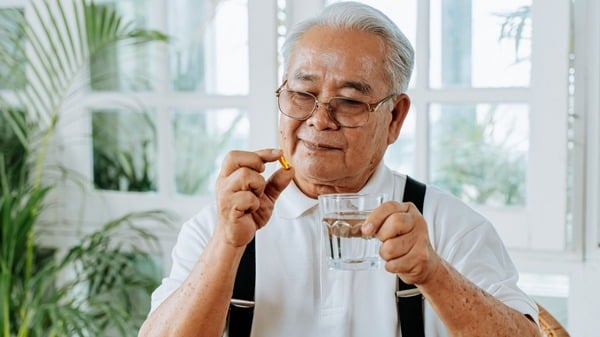 Why Take Quercetin with Bromelain? 7 Health Benefits to Know 11 An image of a man taking supplement