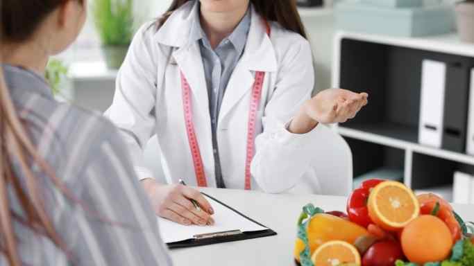 A Guide to NMN and Weight Loss 4 An image of a woman consulting a doctor for weight loss