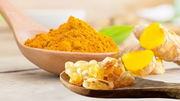 Boswellia vs. Turmeric: Differences, Benefits and Risks 4 An image of turmeric root and powder on a wood board