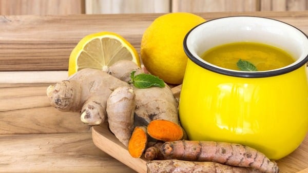 Boswellia vs. Turmeric: Differences, Benefits and Risks 5 An image of turmeric and lemon tea