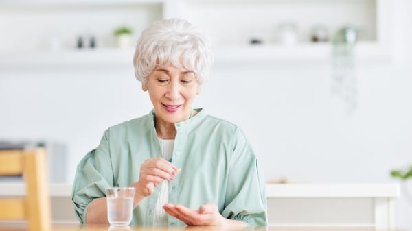 Boswellia vs. Turmeric: Differences, Benefits and Risks 7 An image of an older woman taking supplements
