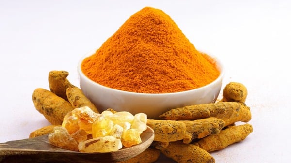 Boswellia vs. Turmeric: Differences, Benefits and Risks 11 An image of turmeric powder surrounded by roots