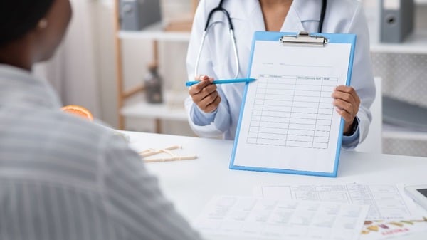 7 Benefits of Precision Medicine You Need to Know 6 An image of a doctor and a woman discussing the benefits of precision medicine