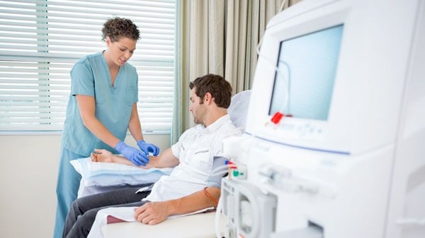 7 Benefits of Precision Medicine You Need to Know 7 An image of a doctor examining a patient