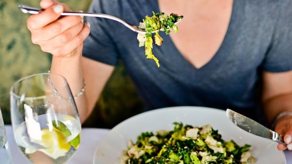 What is Mitochondrial Decline and Why Does it Matter? 9 AN image of a woman eating healthier foods to avoid mitochondrial decline