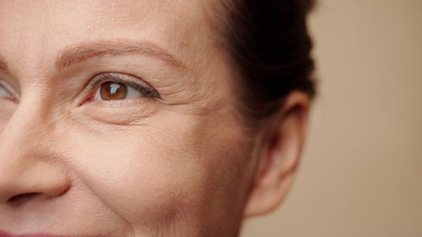 Premature Aging: Causes, Common Signs and Prevention Tips 6 An image of an aging woman