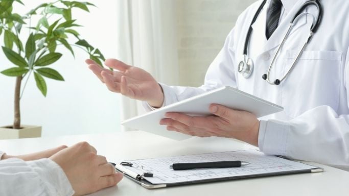 Inflammatory Biomarkers: What Do They Reveal? 7 An image of a woman consulting a doctor