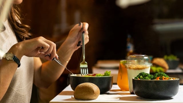 Premature Aging: Causes, Common Signs and Prevention Tips 7 A woman eating a salad