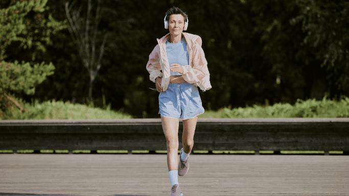 Glutamine vs Creatine: Science-Based Comparison 10 Fit woman jogging outdoors in athletic gear.