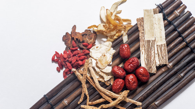 6 Natural Alternatives to Metformin 6 A selection of traditional herbs and medicinal roots displayed on a bamboo mat, including dried Berberine, and sliced Ginseng