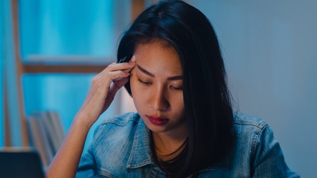 Can Taking Creatine Before Bed Keep You Awake or Cause Insomnia? 5 A woman having trouble falling asleep before bed