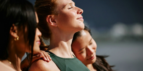 Homepage 33 Three healthy women staring towards the sky