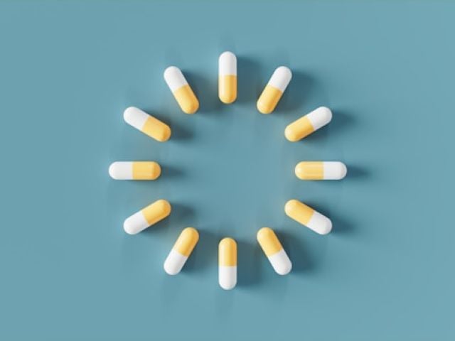 What's the Difference Between NAD, NADP and NADPH? 4 White and yellow capsules are arranged in a perfect circle pattern on a soft blue background.