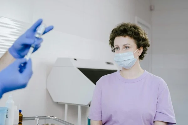 NAD Injections vs. Oral NAD Supplements: How Do They Compare? 3 A woman preparing to receive a NAD injection.